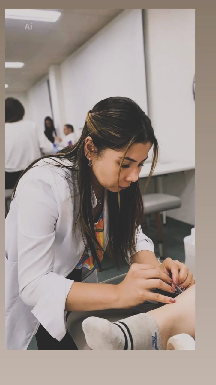 Vana Edna realizando atendimento